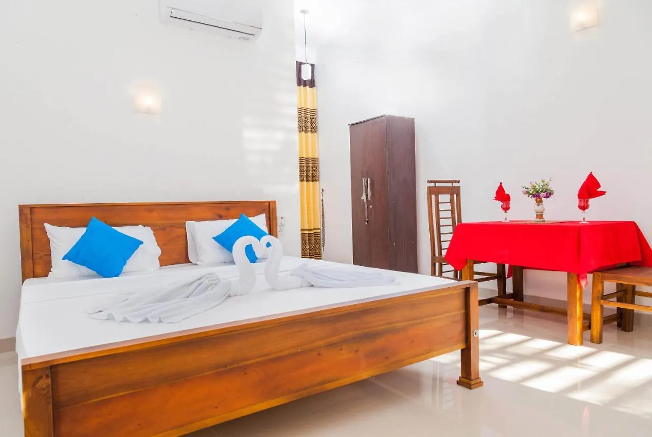 Hotel Crown Plaza Katunayake 니곰보 3*,